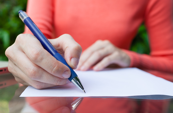 いまの気持ちを紙に書き出してみる（写真:iStock）