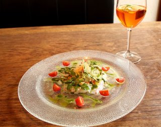 彩り野菜と塩がうまさを引き立てる「鯛のカルパッチョ」