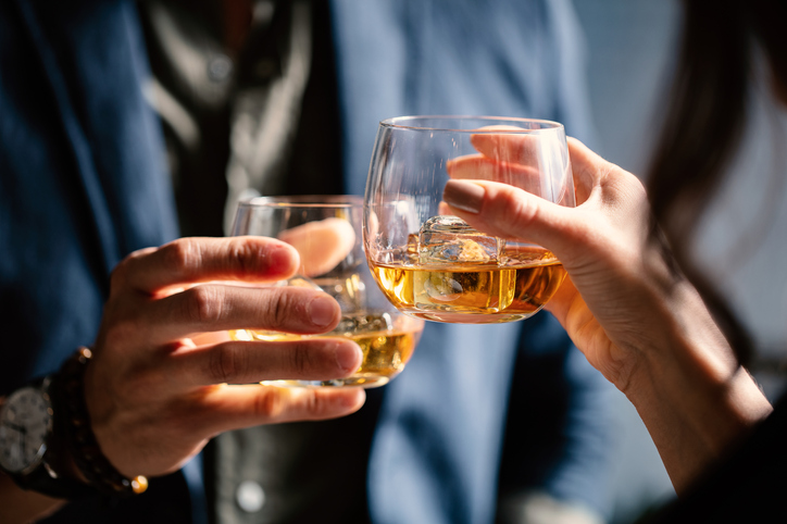 まず頼むべきお酒は？（写真:iStock）