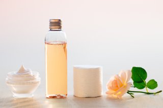 化粧水はコットンと手のどっちがいい？ 肌の水分量UPの方法