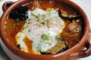 「仔羊のカレー煮込み 温玉のせ」卵を崩すタイミングに悩む