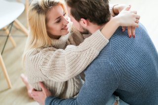 絆を深めて…毎日の「7秒ハグ」が恋人や子供にもたらす効果