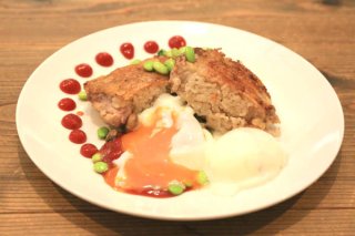 「大人のオムライス」鶏肉の中に焼き飯をたっぷり詰めて