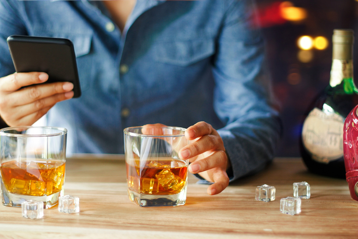 お酒が入ると誰かに電話したくなる（写真:iStock）