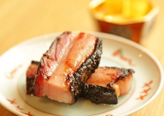 「厚切りベーコンの酒粕漬け」あぶった香りだけでも飲める！