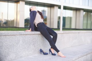 地味に痛い“巻き爪”はプチ整形で直る？ 原因から治療法まで