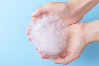 泡で優しく洗ってから角質ケアを（写真:iStock）