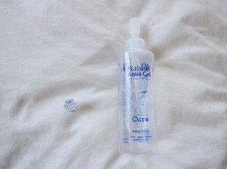 筆者私物の酵素パウダー洗顔料とピーリングジェル（写真:時短美容協会）