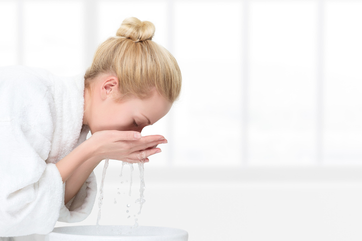 めんどくさがらず手ですくって洗顔を（写真:iStock）