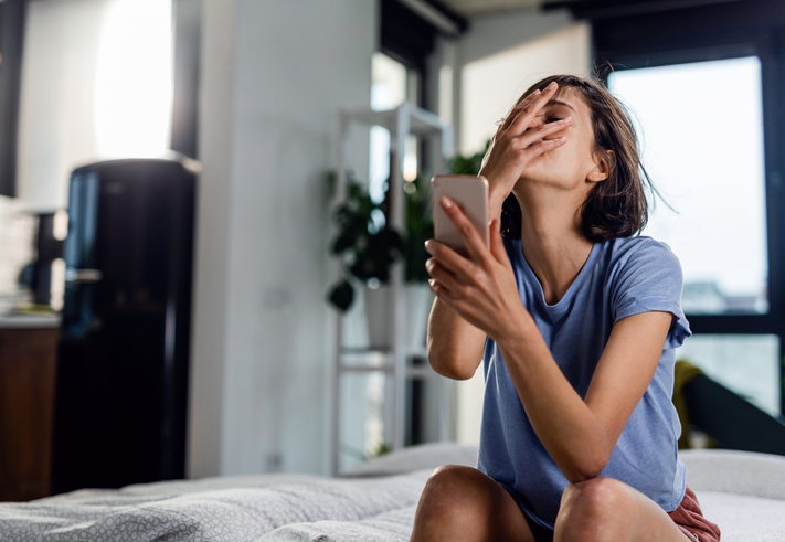 好きな人のSNSは地雷になりがち（写真:iStock）