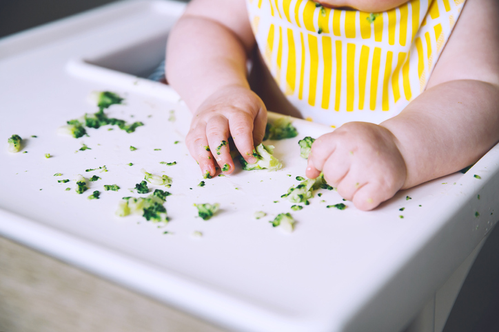食べこぼしが許せるのは子供だけ（写真:iStock）