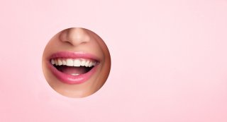 歯の黄ばみで老け見え？ 日常でできるホワイトニングケア3選