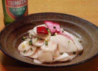 のどと胃腸に優しい紅白料理「カブと赤カブ ニンニク和え」