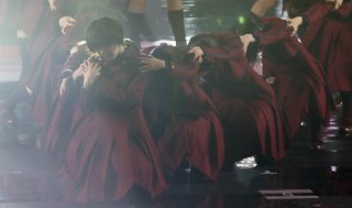 「不協和音」の“僕”から田村の手を握り返し“平手友梨奈”に戻る瞬間（C）日刊ゲンダイ