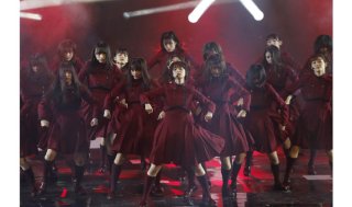 田村らメンバーに支えられ紅白で会心のパフォーマンスを見せた平手（C）日刊ゲンダイ