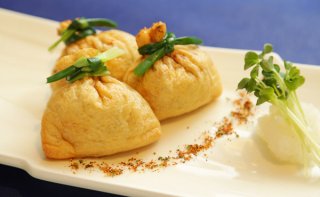 「牛モツのトマト煮込みの助六焼き」油揚げを使うアイデア