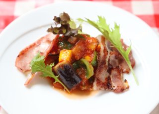 トマトソースを絡めるだけ「ラタトゥイユ ベーコン添え」