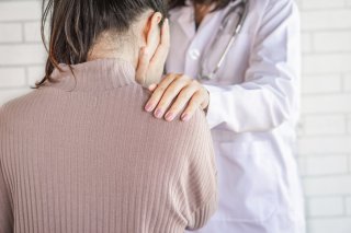 蕁麻疹と息苦しさで救急搬送…医者に見逃された“薬の副作用”