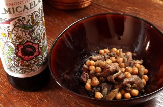 フライパンで作る「鶏炭火焼きとひよこ豆のシェリー蒸し」