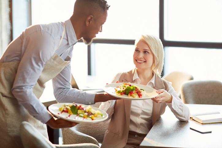 旦那を尻目に贅沢ランチ三昧（写真:iStock）