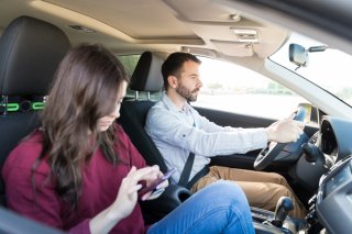 運転している横でスマホをいじるのはNG（写真:iStock）