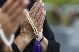 参列者でお経を唱え…（写真:iStock）
