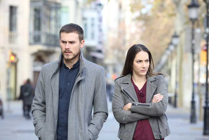 身に覚えのない浮気疑惑で険悪に（写真:iStock）