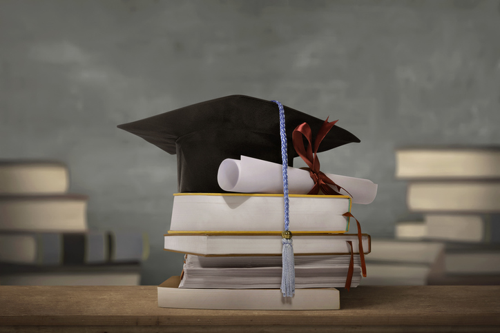 高学歴ということで男性から距離をとられる（写真:iStock）