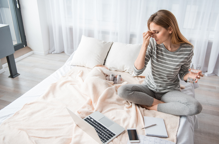 ベッドにパソコンを持ち込んで何とか仕事を（写真:iStock）