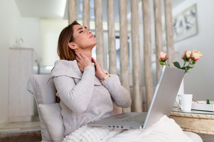 不調に耐えているだけで一日が終わる（写真:iStock）