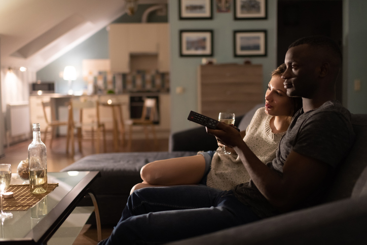 おうちデートの定番「映画鑑賞」（写真:iStock）