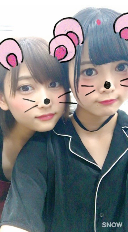 志田は平手を妹のように可愛がった。卒業後も自身のSNSで平手とおそろいのアクセサリーをつけた画像を投稿／平手友梨奈公式ブログ（2016年9月24日付）より