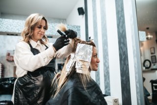 ヘアカラーを大胆にチェンジ（写真:iStock）