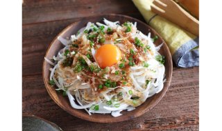 黄身を崩して絡めたらも～最高！ 絶品☆新玉ねぎのサラダ