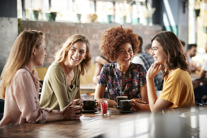 女子会に恋バナはつきもの（写真:iStock）