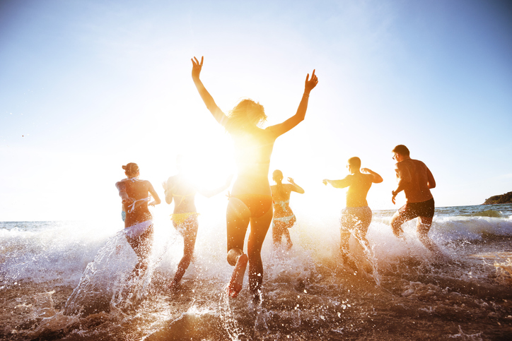 セクシーな男女が集まって（写真:iStock）