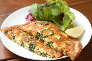 「ツナとほうれん草のオムレット」ワインが進む濃厚な一枚