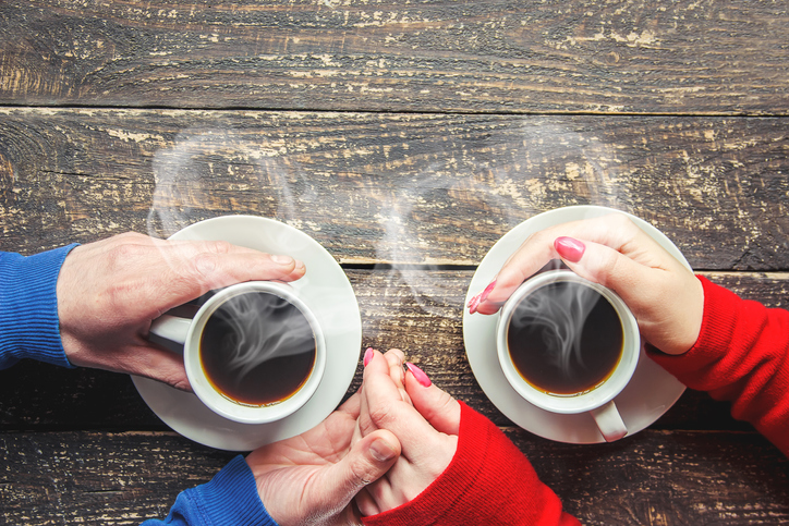 ちょっとしたボディタッチにドキッ！（写真:iStock）