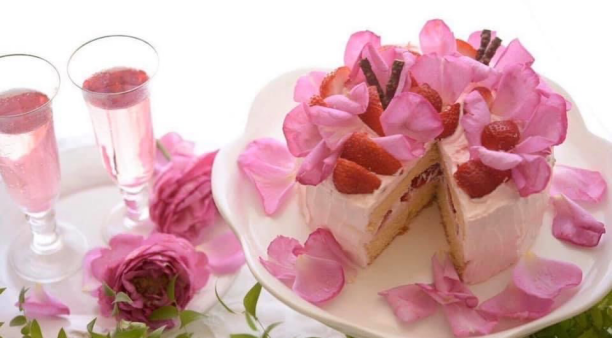 食用ローズペタルでデコレーションしたケーキは格別（写真:浅野光寿）
