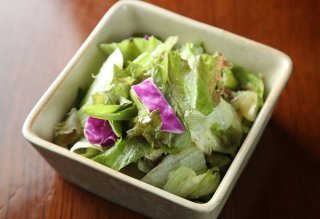 「レタスの熱油かけ」いつものレタスが贅沢なおつまみに変身