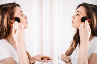 メイクを通して新しい自分を知ることも（写真:iStock）