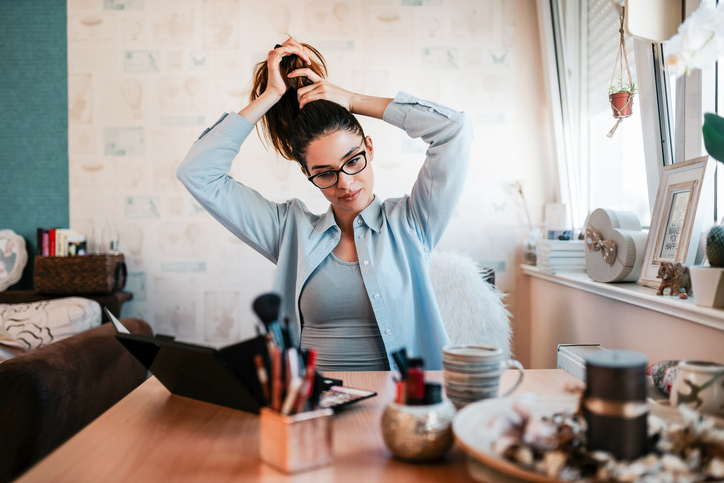 自然な仕草の方が女性らしい？（写真:iStock）