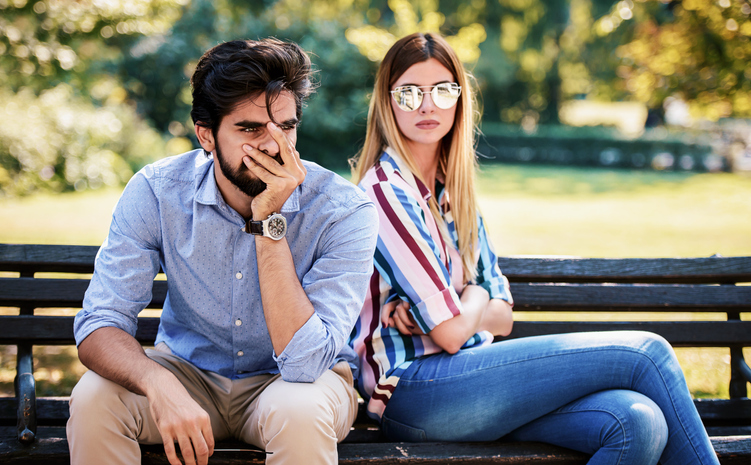 やっぱり信用できない（写真:iStock）