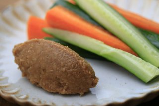 ビールの苦みと相性抜群！「納豆ペースト」と野菜スティック