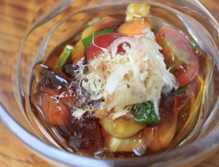 ガラス小鉢で涼しげに…「夏野菜のジュレ」で暑さを忘れる