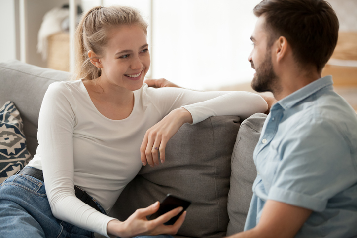 家庭での会話は聞き役に（写真:iStock）
