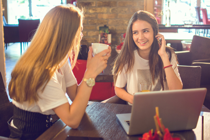 また始まった…と思いつつも笑顔で「すごいね～」（写真:iStock）
