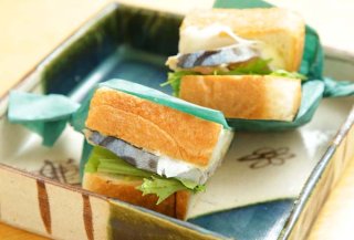 締めに食べたい「〆鯖サンドイッチ」 わさびバターで洋風に