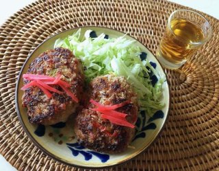 ひき肉とキャベツと混ぜて焼くだけ「紅ショウガハンバーグ」