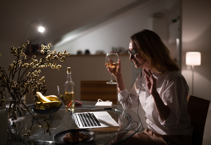 オンライン飲みでいつもとちがうあなたを（写真:iStock）